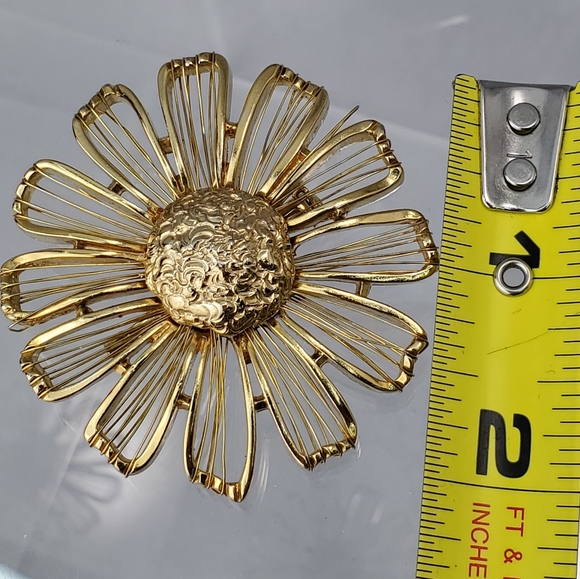M.J. Ent. Flower Power Gold-tone Metal Brooch Pin - Picture 10 of 11